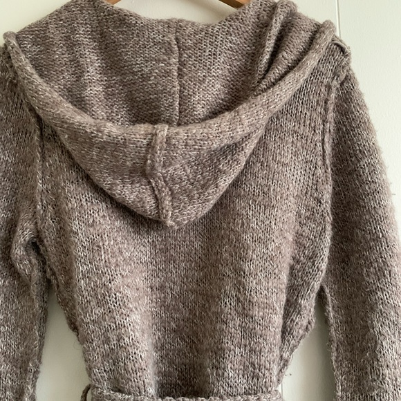 Vertical design cardigan made from acrylic, wool, and alpaca. - Picture 4 of 5